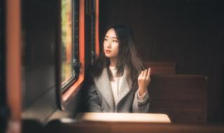 我的眼睛望着窗外